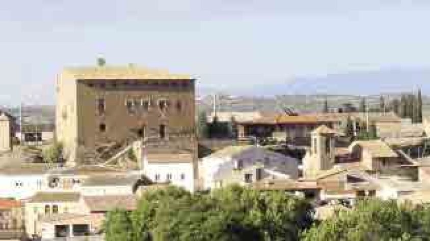 Vista general de Preixens amb la silueta del castell sobresortint enmig de la població.