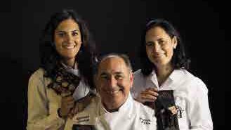 La Zoe amb els seus pares: l’equip familiar de Torrons Fèlix.