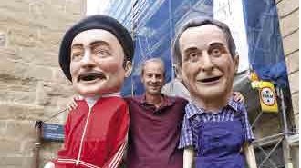 Carles Teixidó amb els dos nous caparrons el dia de la seva presentació a la vila.