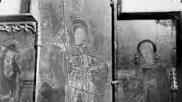 Retaule de Sant Miquel quan es trobava a la capella agramuntina en una imatge de l’any 1901