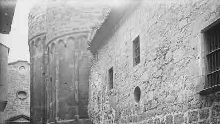 Carrer dels Absis amb l’església dels Dolors al fons, avui desapareguda.