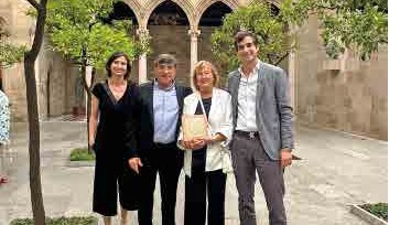 El Joan i la Sara amb els fills al Pati dels Tarongers amb la placa pels 50 anys. 8 juliol 2025