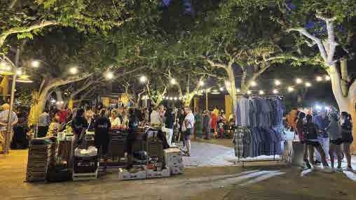 Mercat de rebaixes a la Plaça del Pou