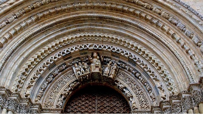 Portalada de l'esglesia de Santa Maria d'Agramunt